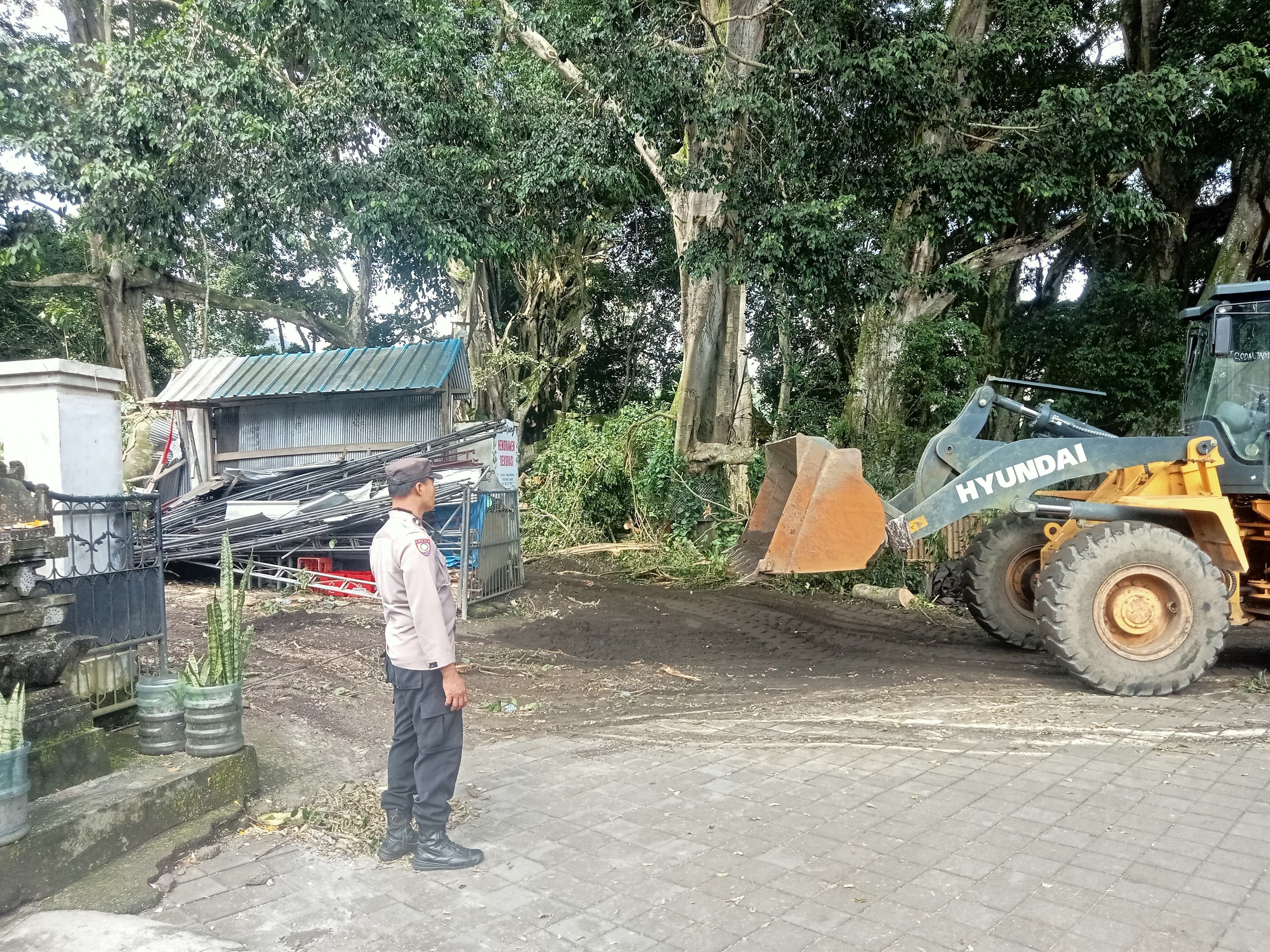 Bhabinkamtibmas-Desa-Kedisan-Atensi-Evakuasi-Pohon-Tumbang-di-Area-Pura-Dalem-Kahuripan