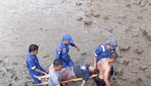 Petugas-melakukan-evakuasi-terhadap-mayat-M-yang-ditemukan-mengapung-di-Pelabuhan-Lembar
