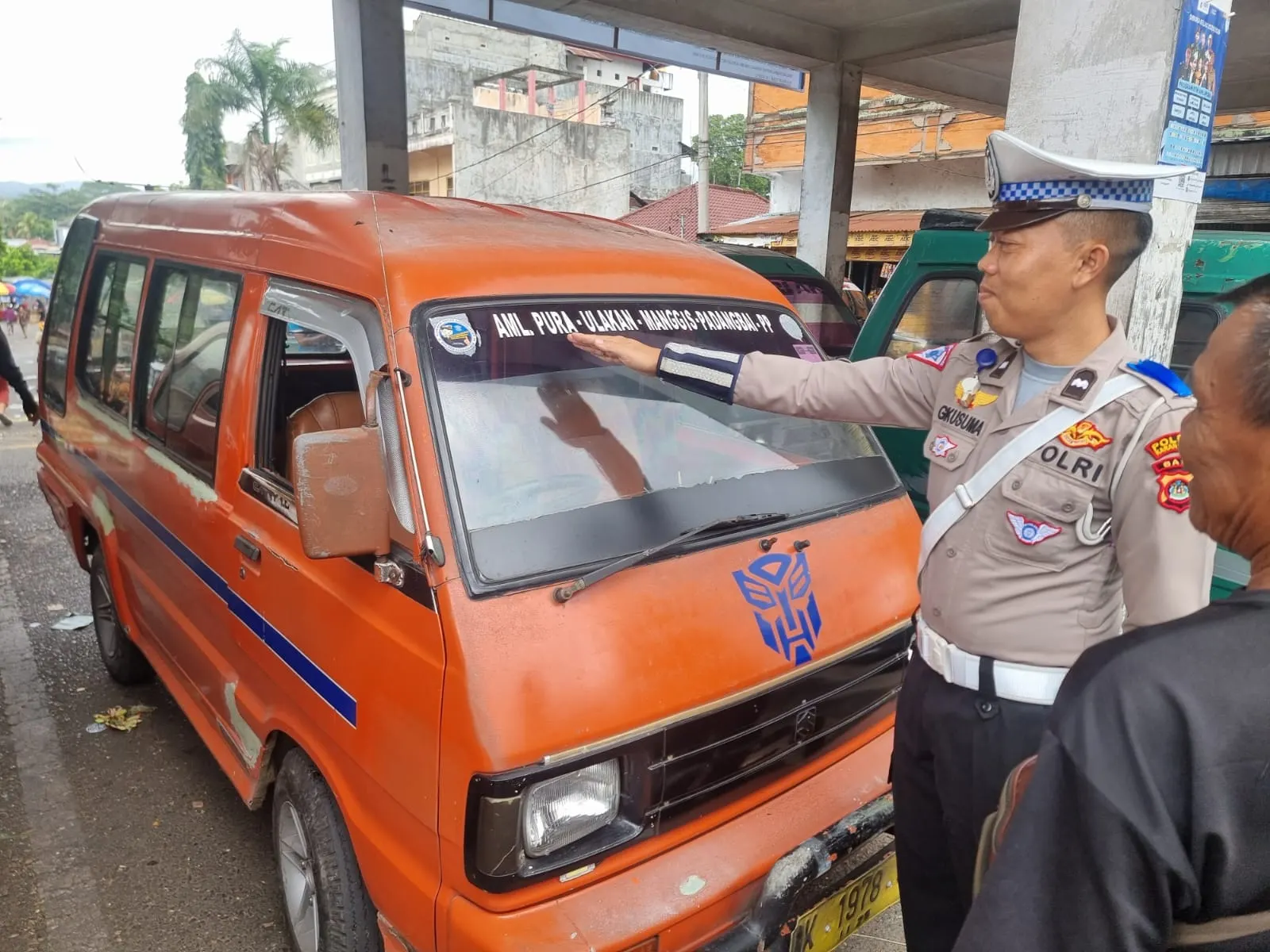 Polres Karangasem Edukasi Warga Lewat Spanduk dan Brosur Tertib Lalu Lintas