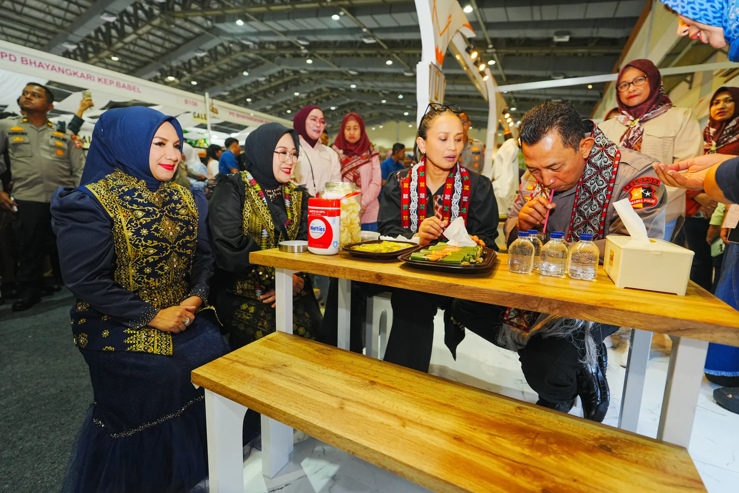 Kapolri Seruput Kupi Khop, Budaya Aceh Tampil Memikat di Bazar Bhayangkari 2025