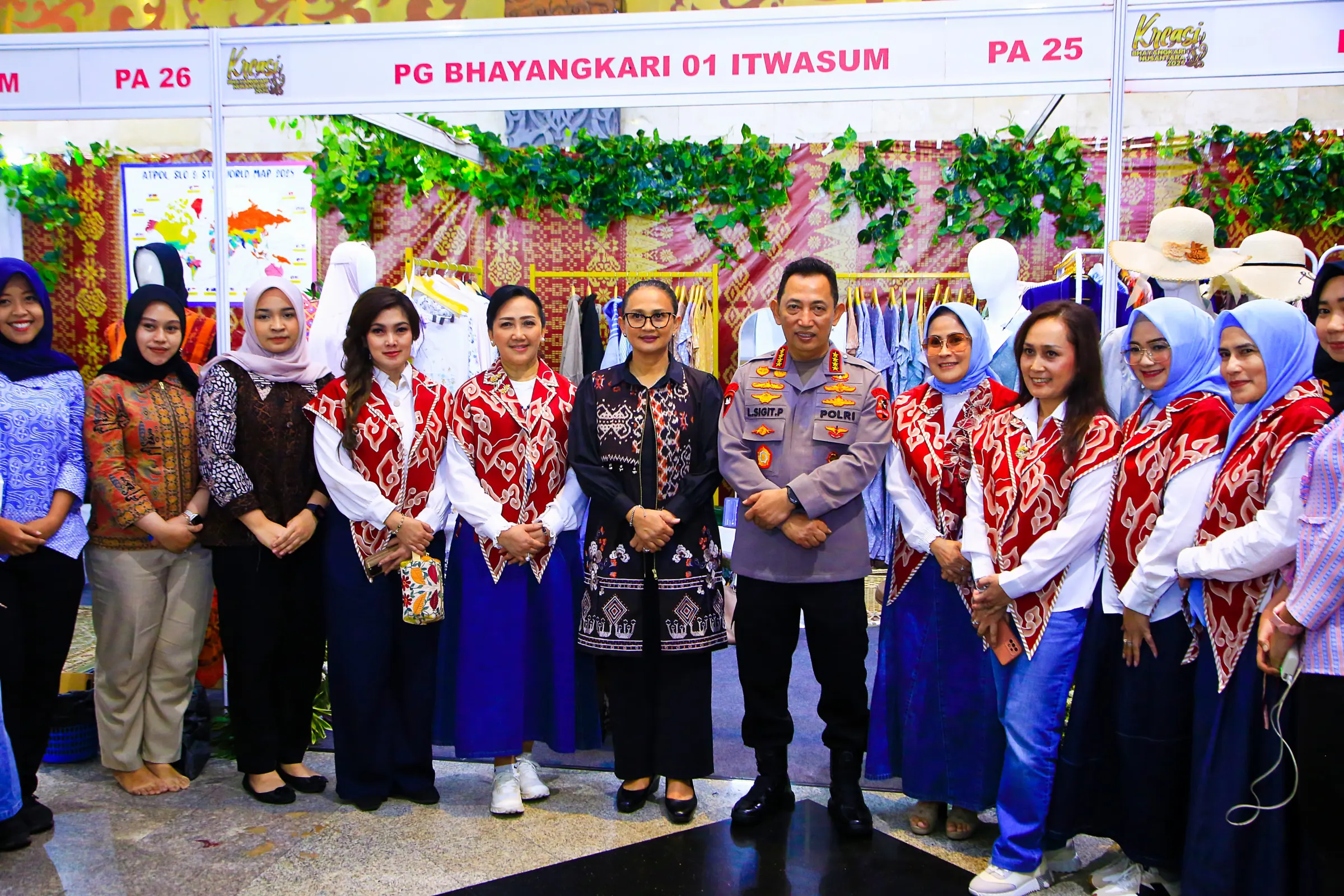 Kapolri Buka Mata Dunia UMKM Lewat Bazar Bhayangkari 2025 di JCC