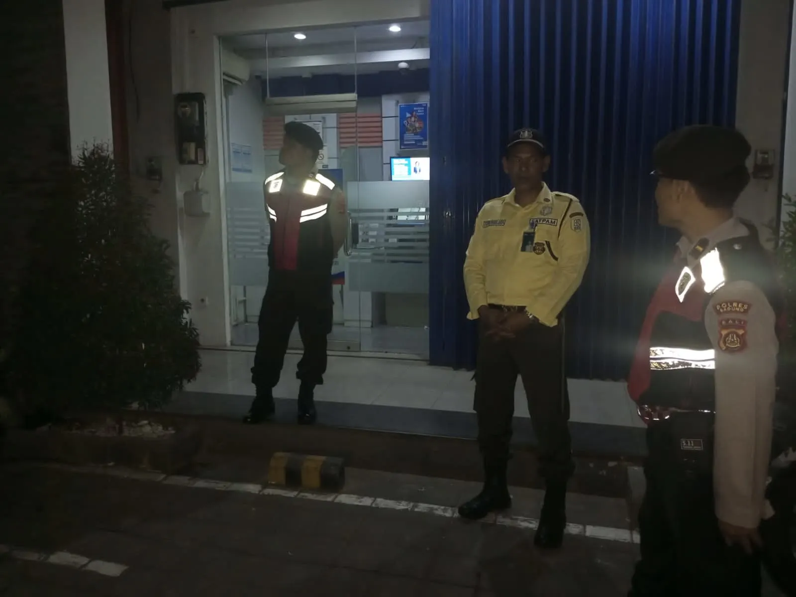 Samapta Polsek Mengwi Sapa Satpam BRI Sempidi, Ajak Jaga Keamanan Bersama