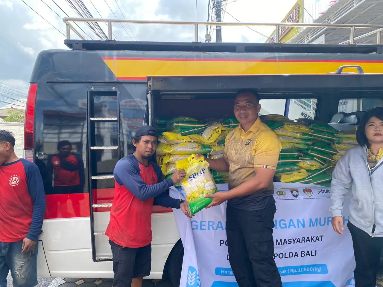 Polda Bali Distribusikan 2 Ton Beras SPHP untuk Stabilisasi Harga Pangan di Denpasar