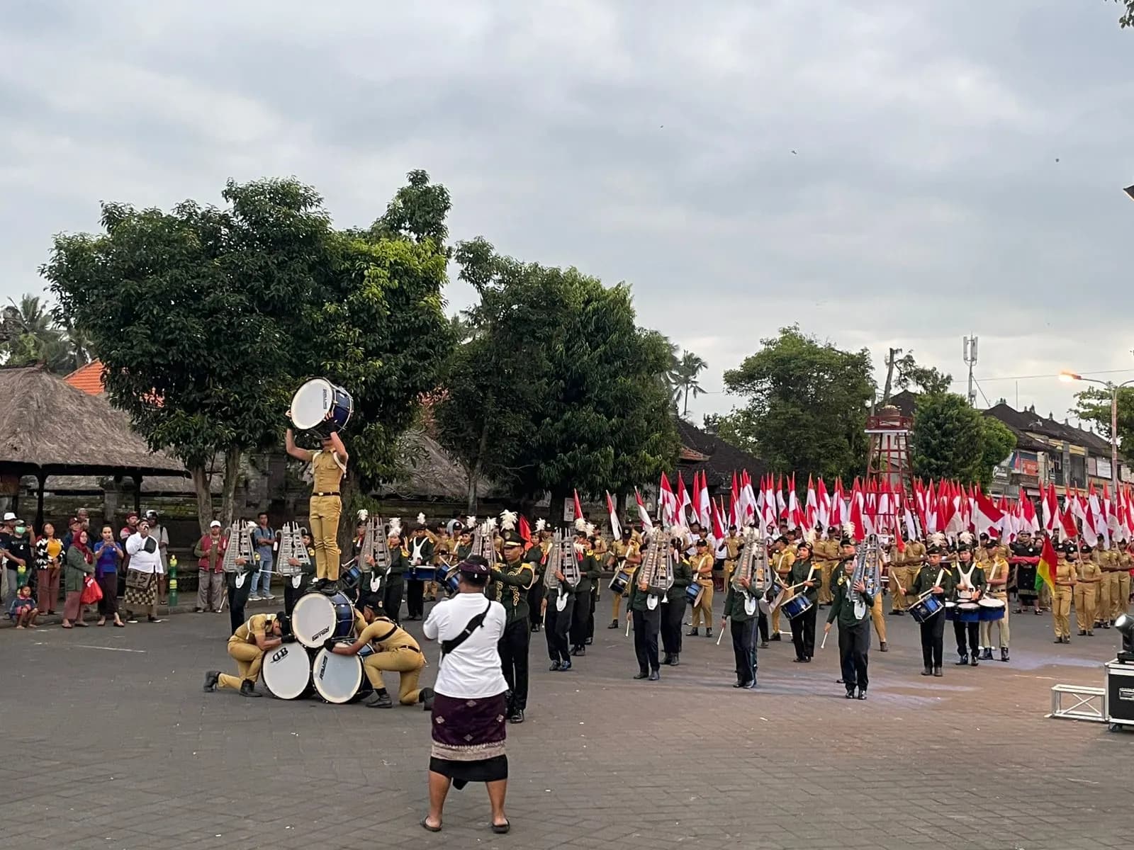 Polsek Mengwi Kawal Kirab Obor & Bendera HUT ke-80 RI di Desa Mengwi