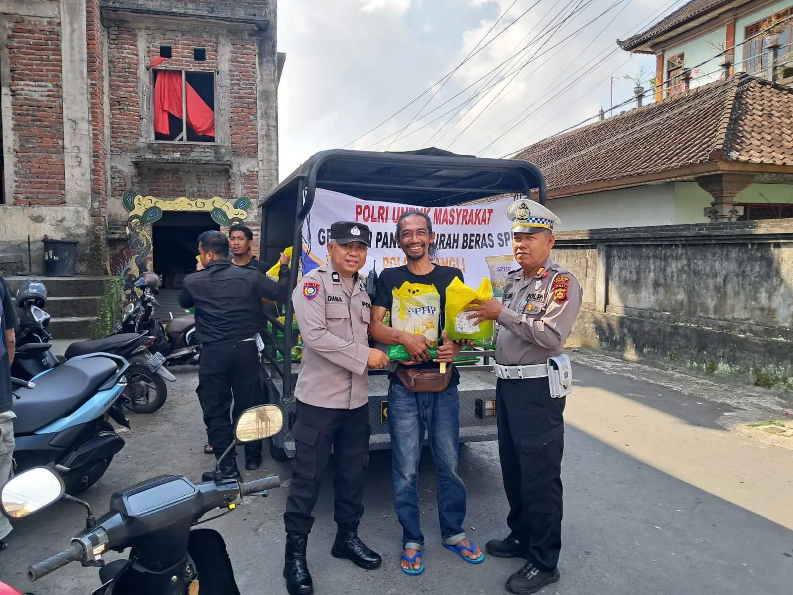Polres Bangli Salurkan Beras SPHP ke Warga Bebalang