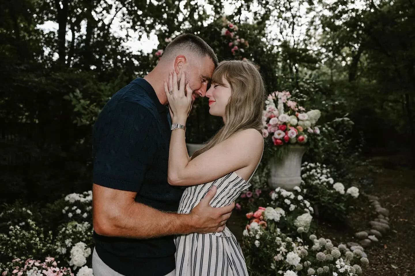 Taylor Swift & Travis Kelce Resmi Tunangan: Cinta Selebritis vs Publik yang Terobsesi?
