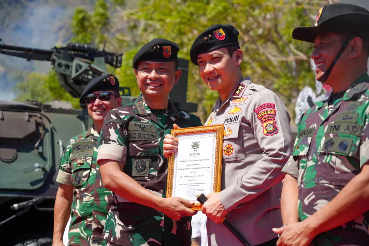 Kapolda Bali Terima Brivet Kehormatan pada Penutupan Latihan Menembak Ranpur