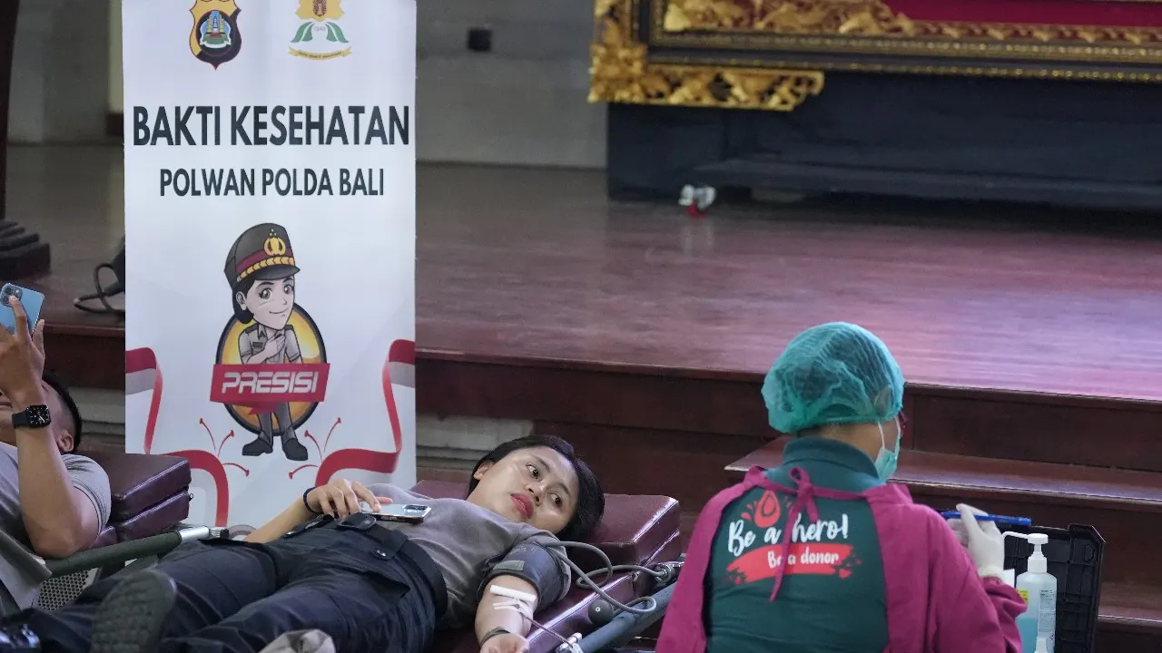 Polwan Polda Bali Gelar Donor Darah Sambut HUT ke-77
