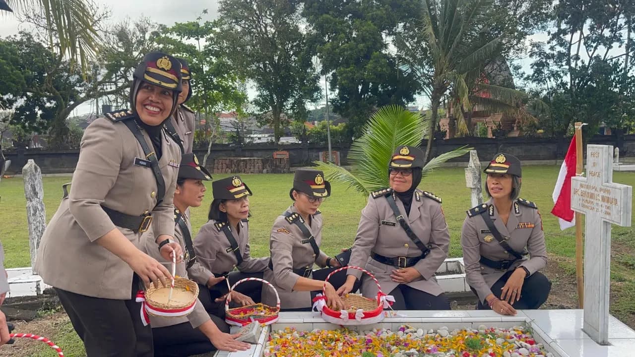 Polwan Polda Bali Gelar Ziarah HUT ke-77 di TMP Pancakatirta