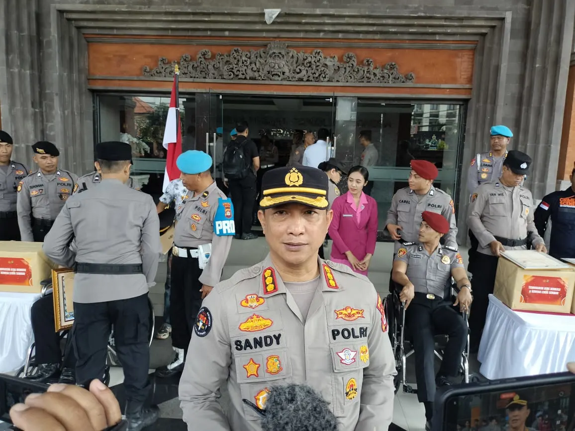 Kapolda Beri KPLB Dan Penghargaan Kepada 13 Personil Polda Bali