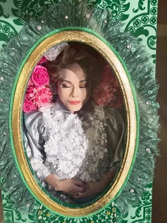 Mantan Istri Presiden Soekarno, Dewi Soekarno Pamer Foto Tidur di Peti Mati