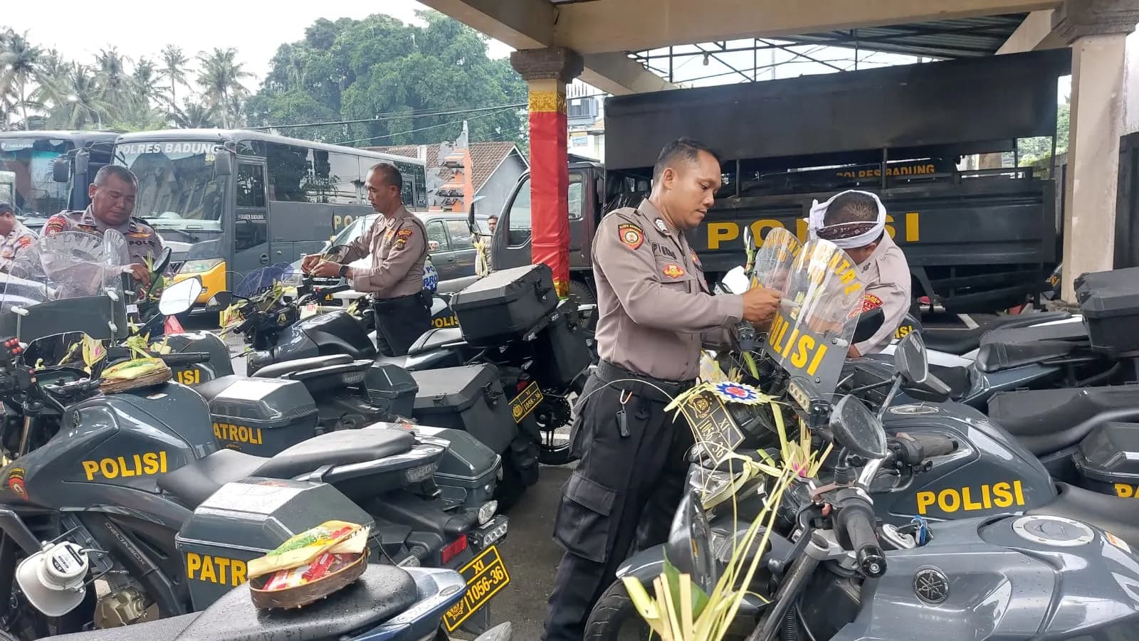 Maknai Tumpek Landep, Polres Badung Laksanakan Doa Bersama di Pura Giri Catur Loka