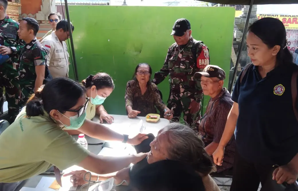 Bantu Warga Pasca Banjir, TNI Gelar Bakti Kesehatan