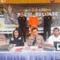 Polres Buleleng menetapkan Made Swadharma Yasa sebagai tersangka pembunuhan lansia demi uang untuk iPhone, sabu-sabu, dan judi online. Aksi keji ini menyita perhatian warga Bali. Baca kronologinya di sini.