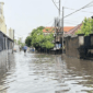 Banjir Kepung Sanur & Denpasar Turis Komplain, Staf Hotel Terpaksa Angkut Koper Manual